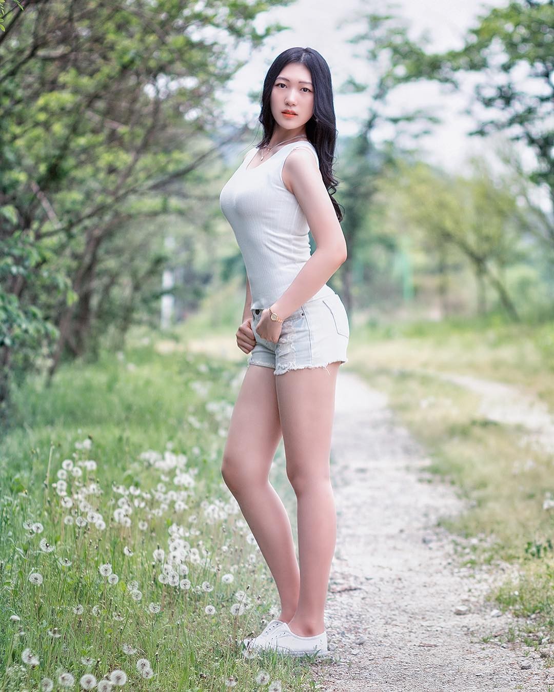 女仆被主人扒掉蕾丝裙打屁股，她用倔强写下人生转折_: 令人不安的趋势，是否值得所有人共同关注？